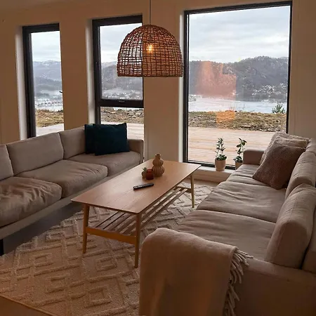With Panoramic Aptafjord Views פארשונד