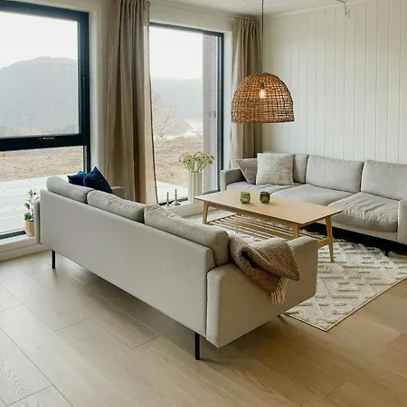 With Panoramic Aptafjord Views פארשונד