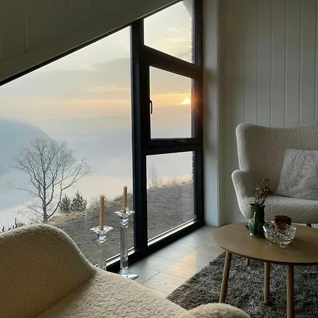 With Panoramic Aptafjord Views פארשונד